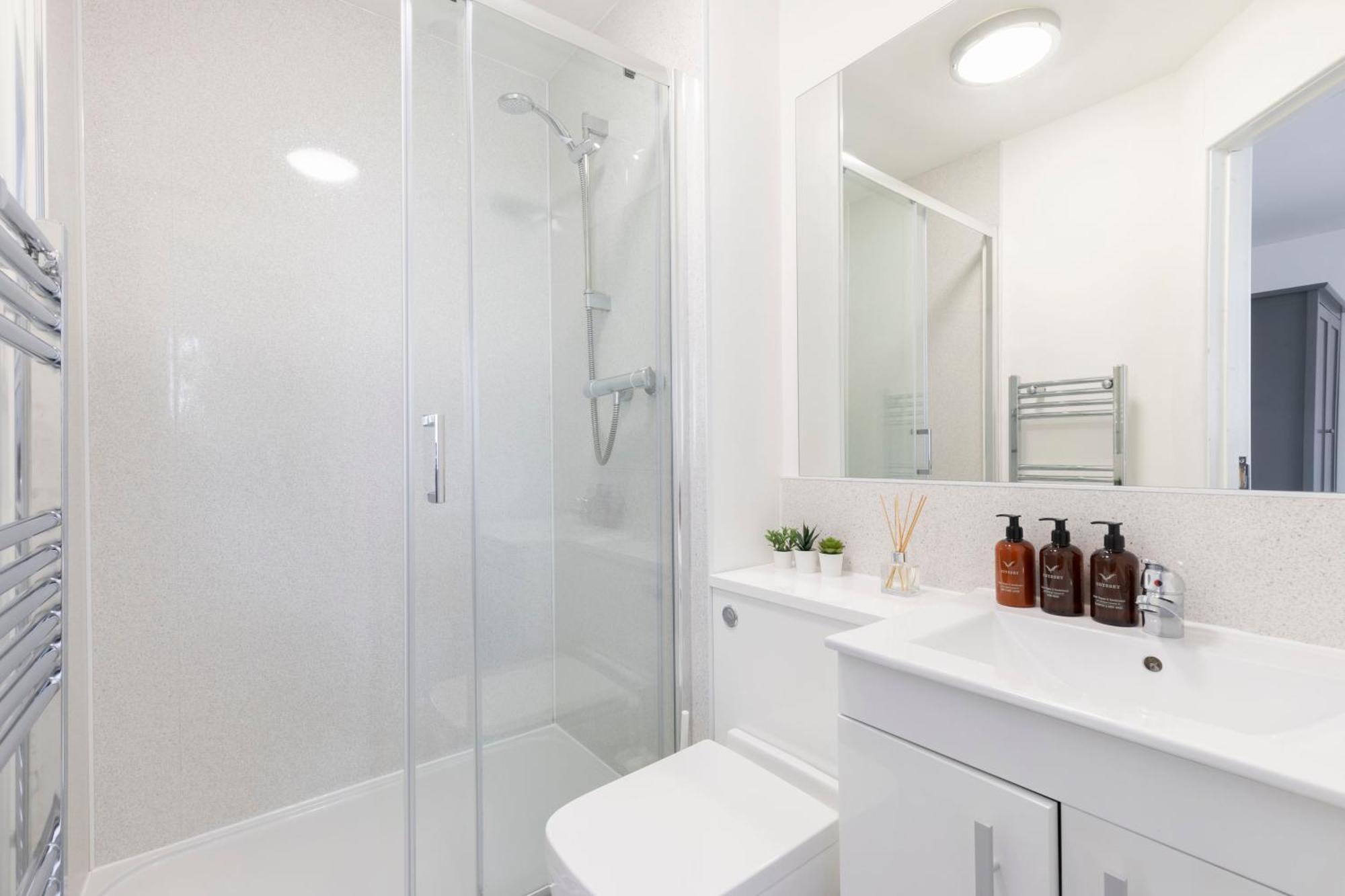 Modern Four Bedroom Four Bathroom Cheltenham
