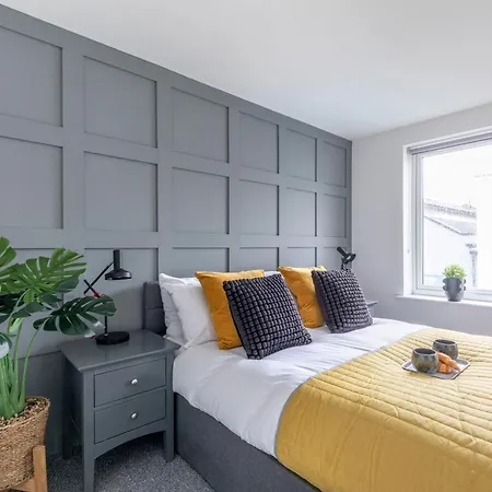 Modern Four Bedroom Four Bathroom Home Cheltenham Exterior photo