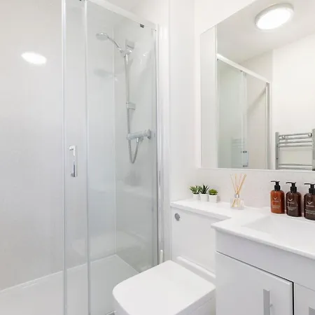Modern Four Bedroom Four Bathroom Home Cheltenham Exterior photo