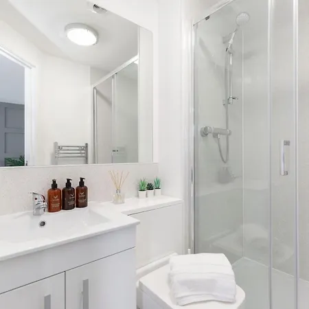 Modern Four Bedroom Four Bathroom Home Cheltenham Exterior photo