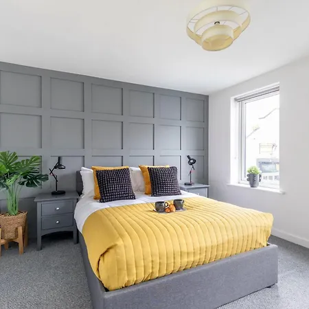Modern Four Bedroom Four Bathroom Home Cheltenham Exterior photo