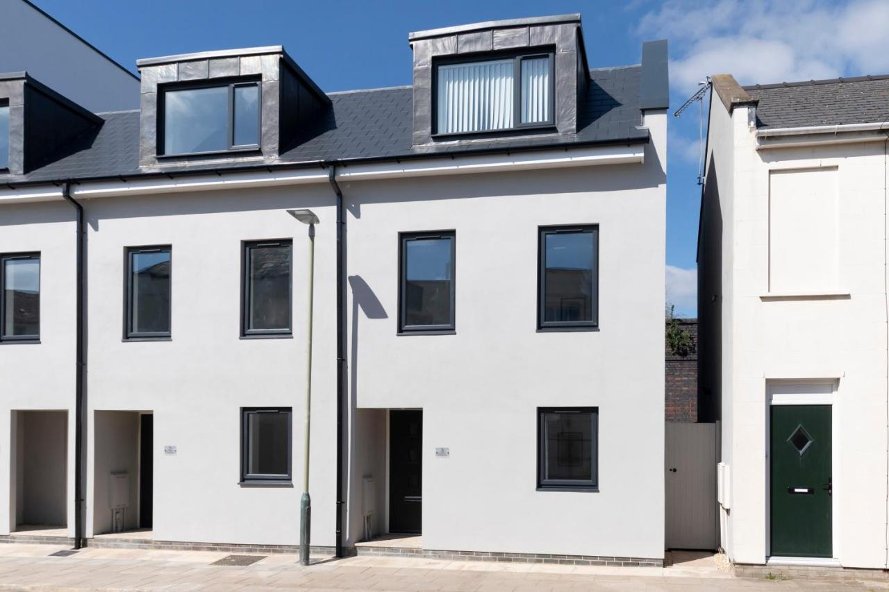 Modern Four Bedroom Four Bathroom Cheltenham