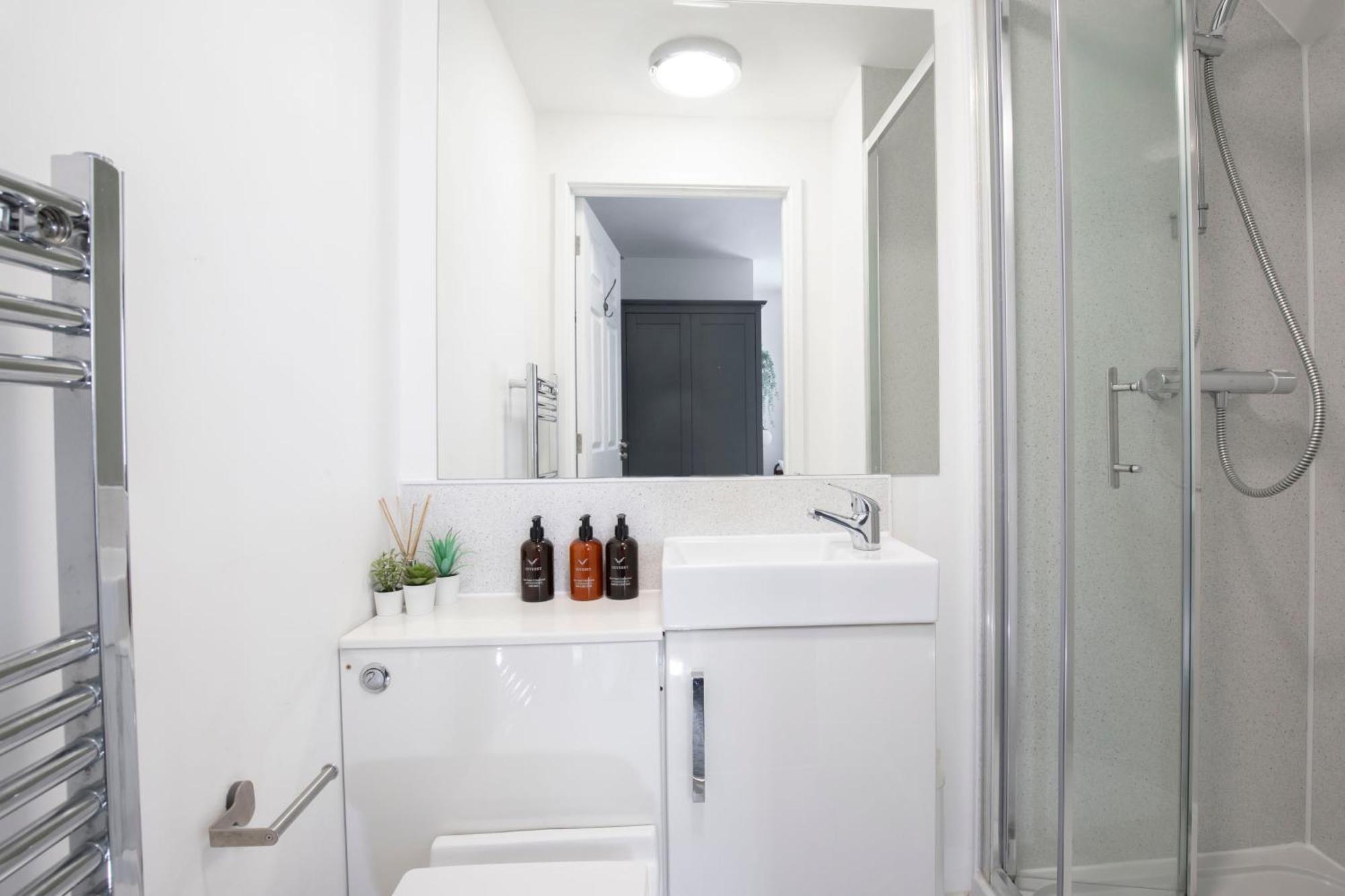 Modern Four Bedroom Four Bathroom * Cheltenham