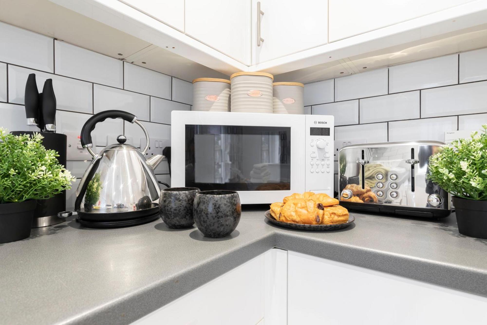 Modern Four Bedroom Four Bathroom * Cheltenham