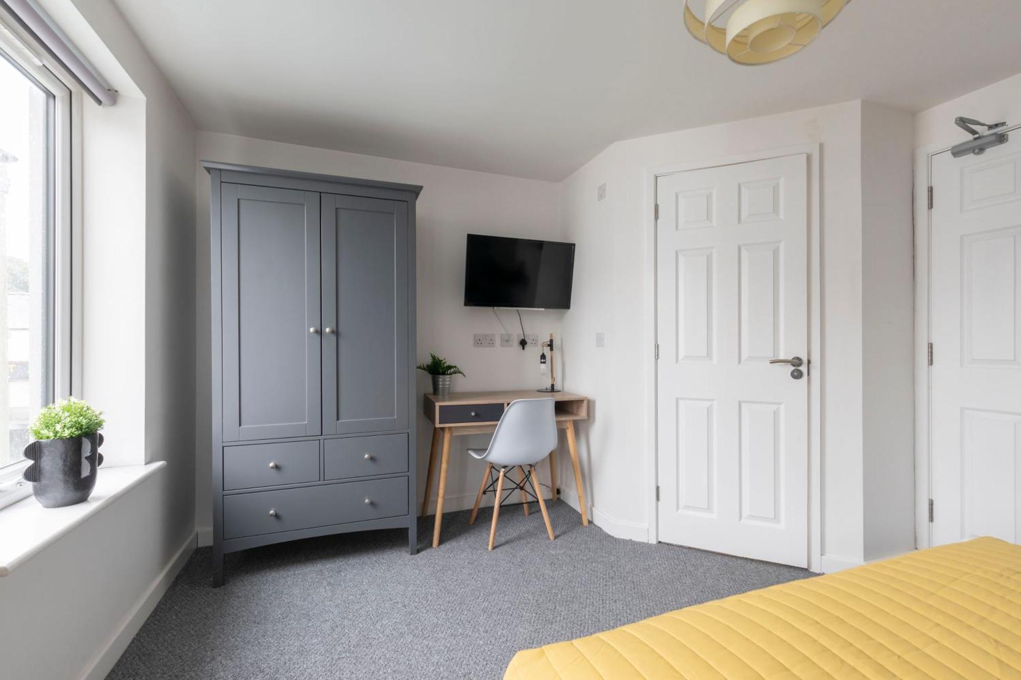 Modern Four Bedroom Four Bathroom * Cheltenham