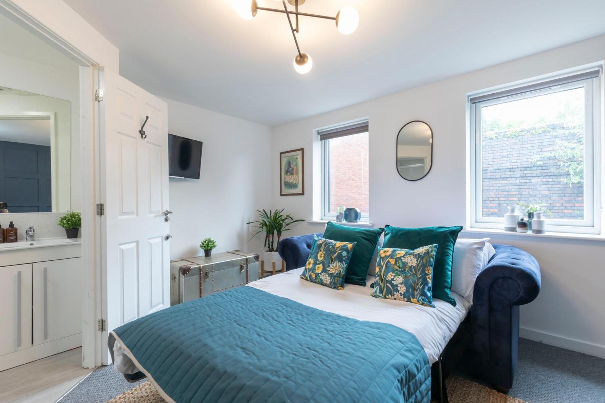 Modern Four Bedroom Four Bathroom Holiday home Cheltenham