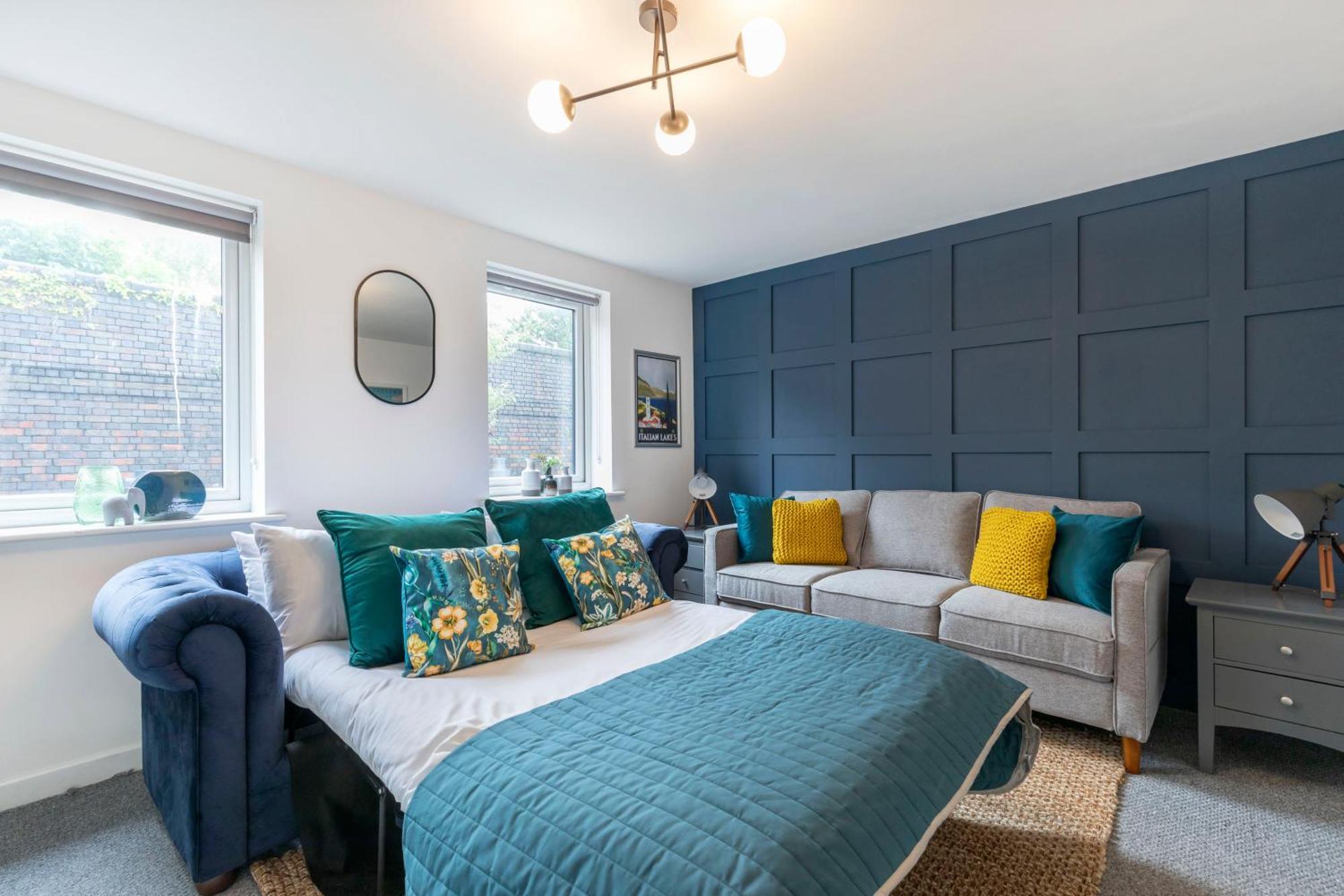 Modern Four Bedroom Four Bathroom * Cheltenham