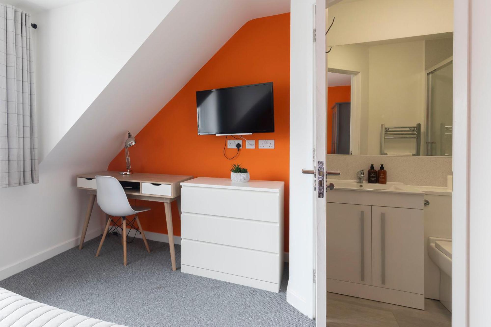Modern Four Bedroom Four Bathroom Holiday home