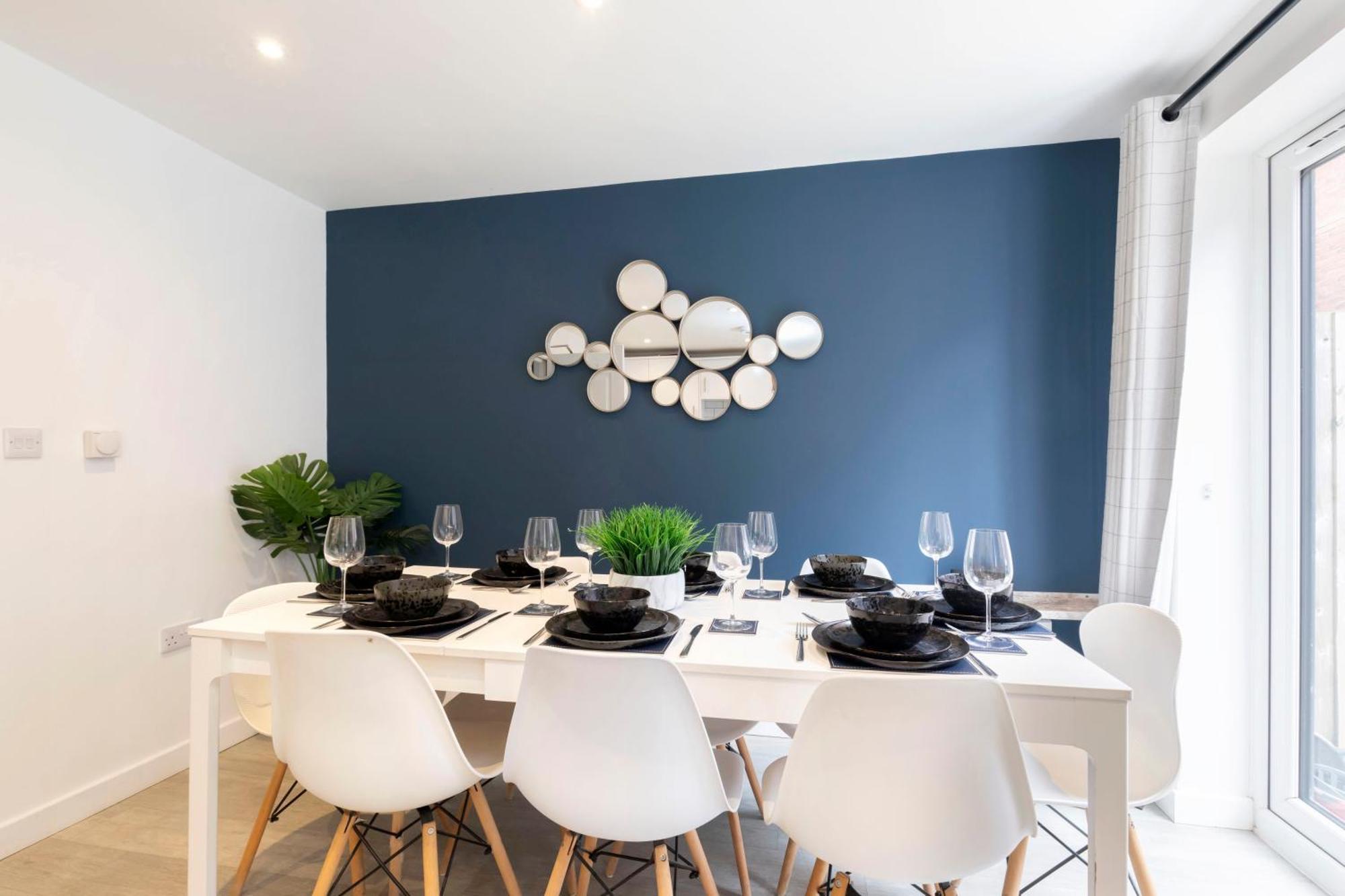 Modern Four Bedroom Four Bathroom Holiday home *