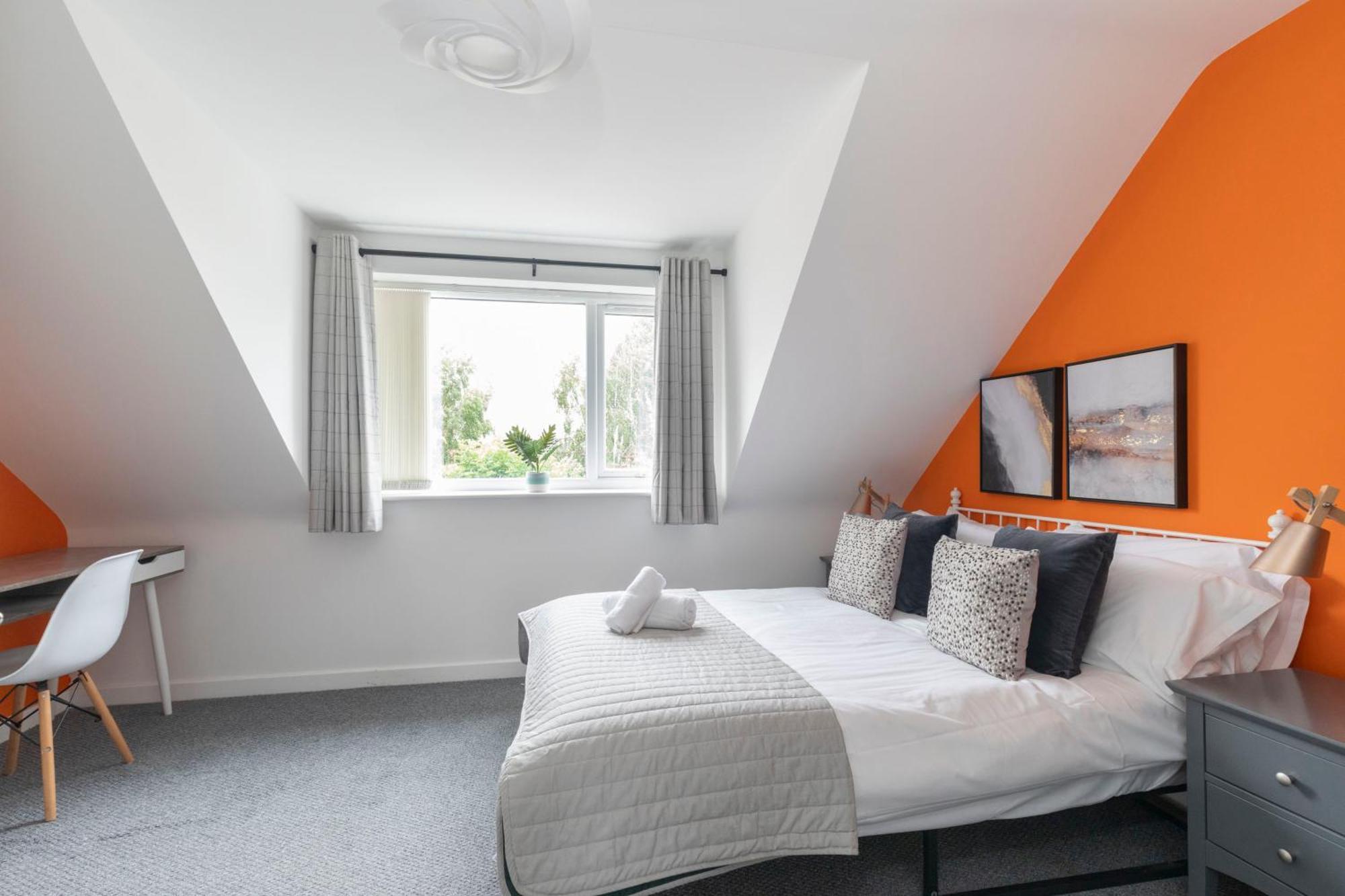 Modern Four Bedroom Four Bathroom Holiday home Cheltenham