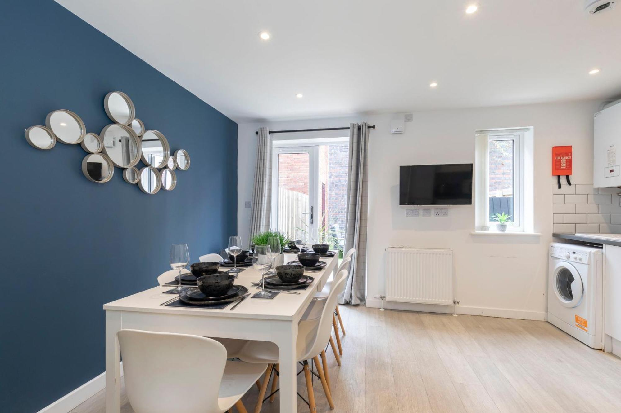 Modern Four Bedroom Four Bathroom * Cheltenham