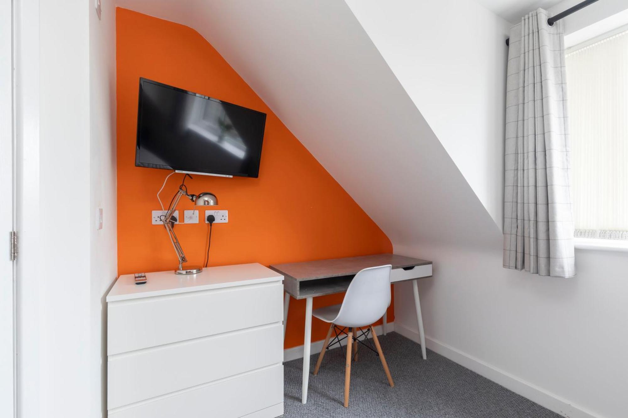 Modern Four Bedroom Four Bathroom Holiday home